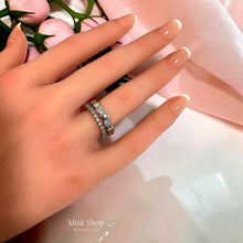 Silver Chaumet-inspired connected double ring worn on hand