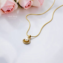 Short 21K gold plated titanium steel necklace with pearl pendant and zircon stones from Misk Shop.