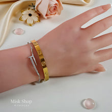 Silver nail bracelet with zircon stones and adjustable chain