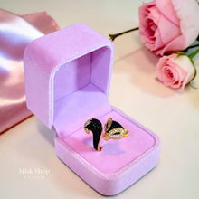 
خاتم فوكس أسود مطلي بالذهب مرصع بأحجار زيركون سوداء وشفافة بتصميم فاخر من Misk Shop.