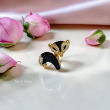 
خاتم فوكس أسود مطلي بالذهب مرصع بأحجار زيركون سوداء وشفافة بتصميم فاخر من Misk Shop.