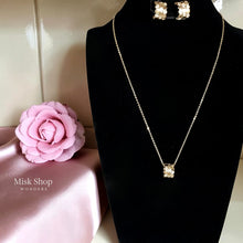 
طقم روز جولد مستوحى من شوميه بتصميم سداسي مرصع بالزيركون من Misk Shop