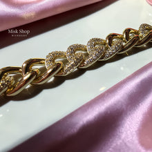 اسوارة جنزير عريضة مطلية ذهب 18 قيراط مرصعة زيركون تصميم فخم من Misk Shop