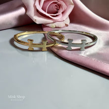 اسوارة تصميم H كلاسيك مطلية ذهب عيار 18 أو فضي لامع من Misk Shop