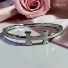 اسوارة تصميم H كلاسيك مطلية ذهب عيار 18 أو فضي لامع من Misk Shop