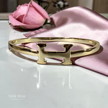 اسوارة تصميم H كلاسيك مطلية ذهب عيار 18 أو فضي لامع من Misk Shop