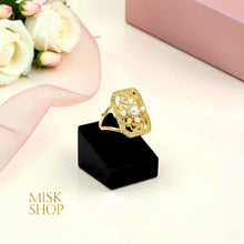Floral pearl ring close-up in gold finish