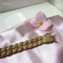 
اسوارة جنزير عريضة مرصعة بالكامل بالزيركون مطلية ذهب 18 قيراط مع قفل فاخر من Misk Shop