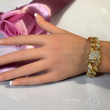 اسوارة جنزير عريضة مرصعة بالكامل بالزيركون مطلية ذهب 18 قيراط مع قفل فاخر من Misk Shop