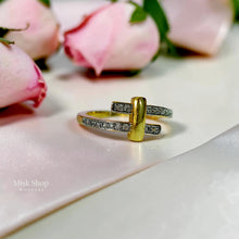 خاتم مستوحى من Tiffany T مصنوع من الستانلس ستيل مطلي بالذهب عيار 18 ومرصع بأحجار الزيركون عالية الشفافية من Misk Shop.