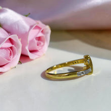 خاتم مستوحى من Tiffany T مصنوع من الستانلس ستيل مطلي بالذهب عيار 18 ومرصع بأحجار الزيركون عالية الشفافية من Misk Shop.