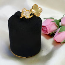 خاتم مستوحى من Van Cleef بتصميم زهرتين، فري سايز، مطلي بالذهب عيار 18 ومرصع بأحجار الزيركون عالية الشفافية من Misk Shop.