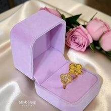 خاتم مستوحى من Van Cleef بتصميم زهرتين، فري سايز، مطلي بالذهب عيار 18 ومرصع بأحجار الزيركون عالية الشفافية من Misk Shop.