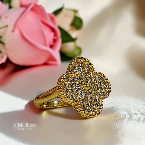 خاتم مستوحى من Van Cleef بزهرة رباعية مرصعة بالكامل بأحجار الزيركون عالية الشفافية، مطلي بالذهب عيار 18 من Misk Shop.