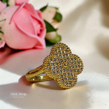 خاتم مستوحى من Van Cleef بزهرة رباعية مرصعة بالكامل بأحجار الزيركون عالية الشفافية، مطلي بالذهب عيار 18 من Misk Shop.