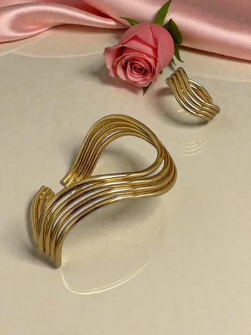 سوار وخاتم نسائي مطلي ذهب عيار 18 تصميم عصري انسيابي من مسك شوب
