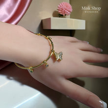 
اسوارة فراشة متحركة بزركون ملون وردي وأخضر مطلية ذهب عيار 18 من Misk Shop