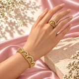 Pearl lattice bracelet and ring set worn on hand