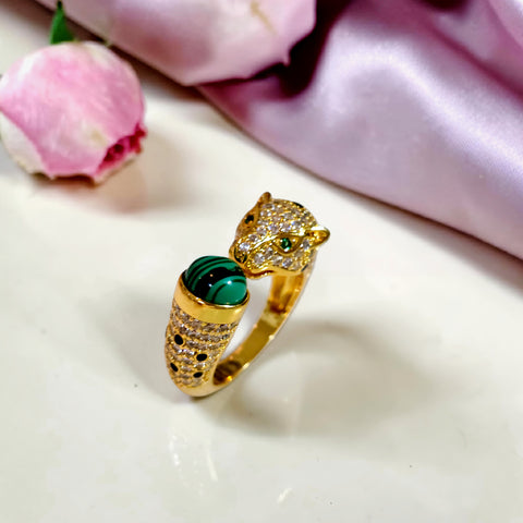 

خاتم تايغر مطلي بالذهب مرصع بالزيركون مع صدف طبيعي أخضر بتصميم فاخر من Misk Shop.