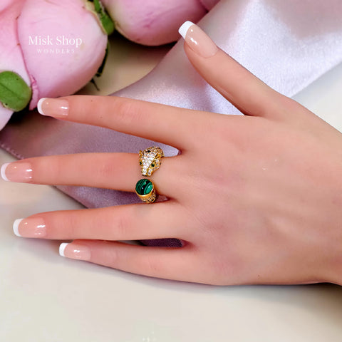 خاتم تايغر مطلي بالذهب مرصع بالزيركون مع صدف طبيعي أخضر بتصميم فاخر من Misk Shop.