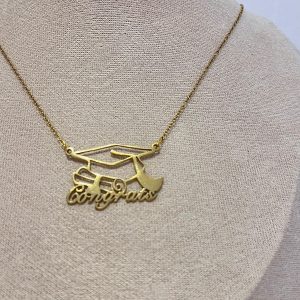 سنسال تخرج على شكل قبعة مطلي بالذهب